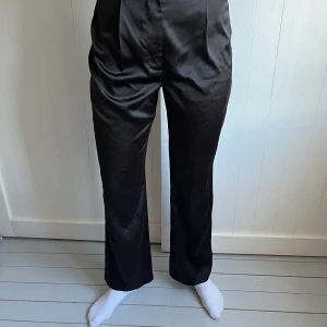 Silkes byxor NA-KD - Svarta silkesbyxor i stl 38. HELT OANVÄNDA 