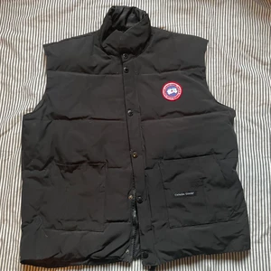 Canada Goose Väst - Pris går att diskuteras. Köparen står för frakten. Det går bra att mötas inom Stockholm också