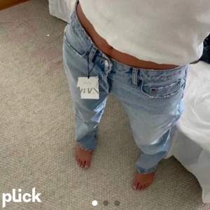 Mid Rise zara jeans. Aldrig använt (lappen finns kvar). Säljer för dom är för små för mig💘första bilden är inte min. Slut sålda! Kunden står för frakten 