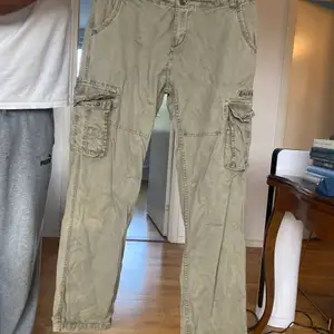 Skitsnygga cargos köpta secondhand. Finns band vid midjan så man kan justera. Passar båda könen. Förmodligen är de för långa om du är under 170.