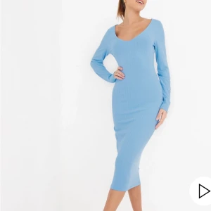 tight midi klänning - Superfin turkos Midi klänning från Nelly.  aldrig använd, nyskick!