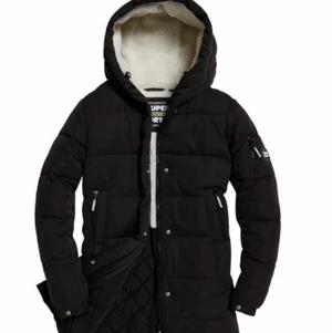 Vadderad Jacka - Superfin Vadderad jacka från Superdry! Jättefint skick och jätte varm och skön för vintern. Skriv för mina egna bilder. 