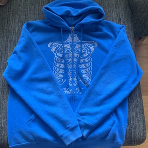 Hoodie/huvtröja - En mycket fin hoodie/huvtröja som är använd väldigt sparsam med skick 9,5/10 då den ändå är lite använd. Säljer den nu då jag inte använder den längre! Är en storlek M men passar mig som är mellan storlek S och M!