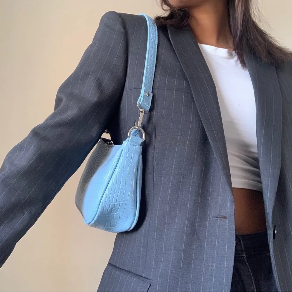Söt blå väska från Gina Tricot som tyvärr inte kommer till användning. Den är i perfekt skick och endast använd ett fåtal gånger💕💕. (Första bilden lånad) . Väskor.
