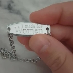 Armband - Nu säljer jag ett super fint armband där det står "made for women" för ENDAST 10 KR