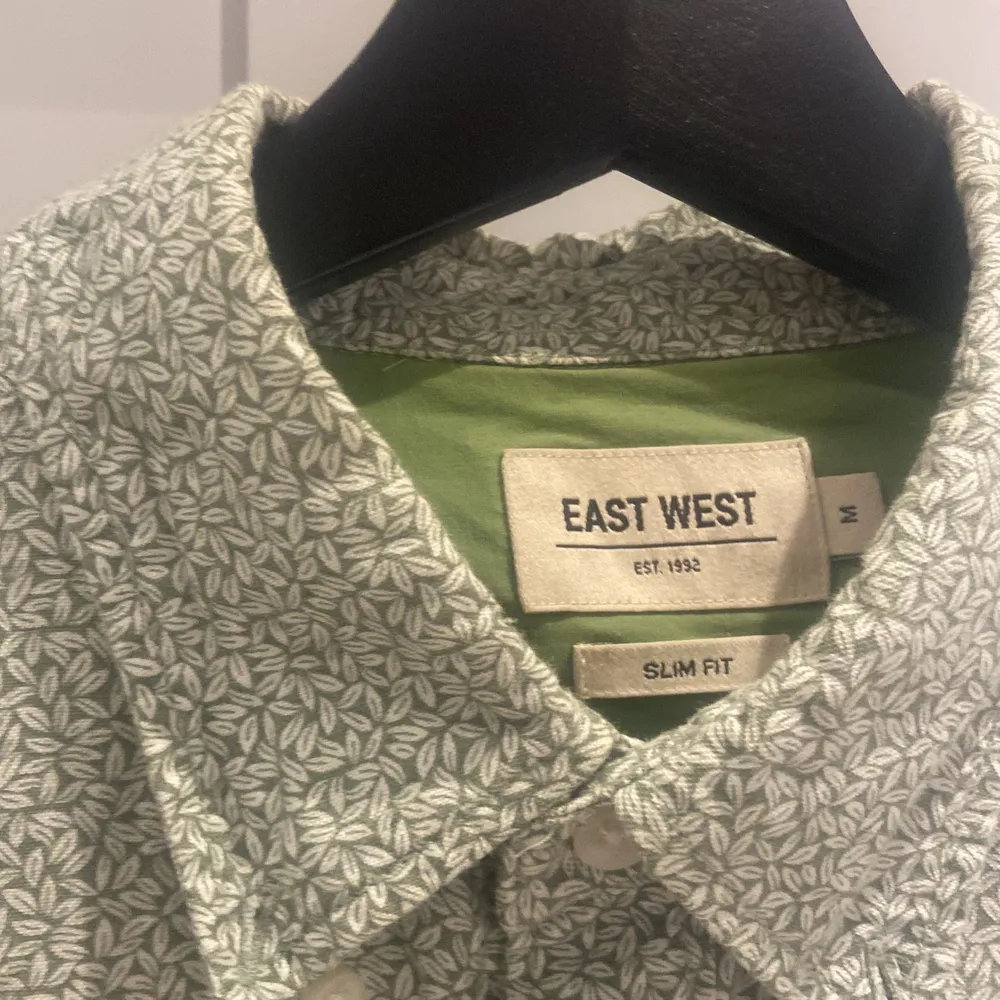 Skjorta från East West i storlek M.. Skjortor.