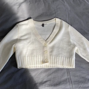 Kofta från Hm - Vit kroppad kofta från Hm. Aldrig använd och är precis som ny💕💕