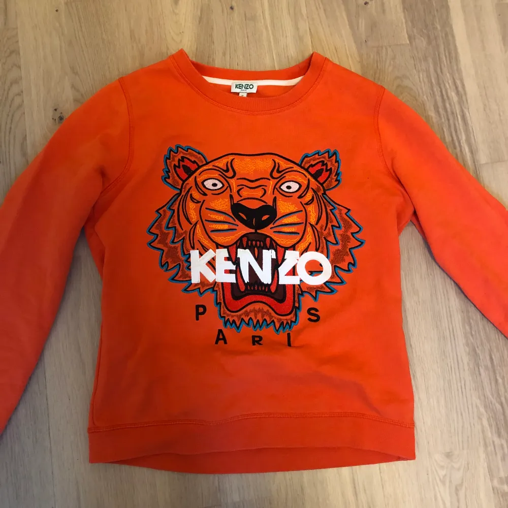 Såååå fin kenzo tröja men tyvärr aldrig använd pga av att jag oftast använder svarta kläder. (Nyskick och bra material, säljer för 350 men pris kan diskuteras!!!). Hoodies.