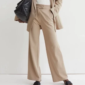 Beige kostymbyxor - Säljer dessa kostymbyxor som är helt oanvända❤️ storlek 38❤️