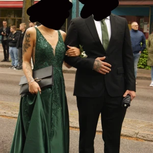 Balklänning strl 36/38 - Balklänning i mörkgrön färg står ej storlek i men skulle säga 36/38, passade mig med klackar som är 163cm. Klänningen är från jjshouse och använd endast under ett tillfälle. Den svarta kofferten fås med✨