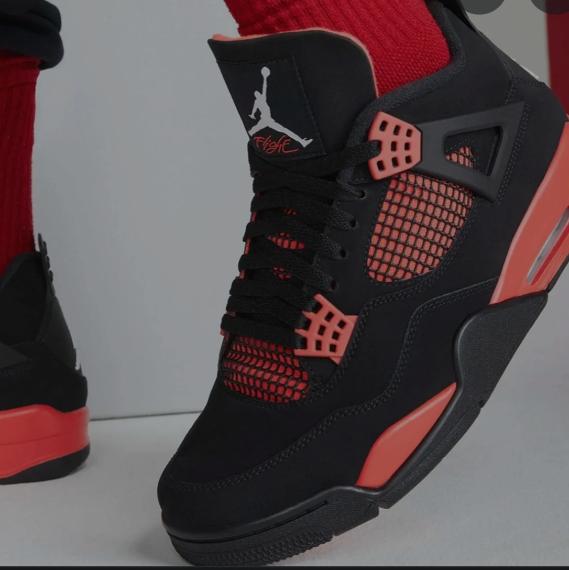 SÖKER! Jordan 4 retro red strl 40,5 under 2000kr