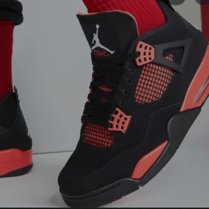 SÖKER! Jordan 4 retro red strl 40,5 under 2000kr - Söker ett par Jordan 4 retro red under 2000kr som är min budget! Är till en vän som verkligen vill ha dom, det är hans drömskor. Så om ni har ett par kontakta mig!