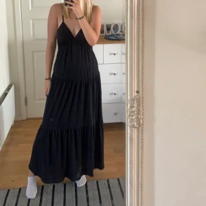 Bik bok klänning  - Säljer min långa svarta klänning från BikBok. Den är skön och lång på mig som är 177, men man kan justera den där bak så den blir kortare eller längre. Använd cirka 3 gånger💞