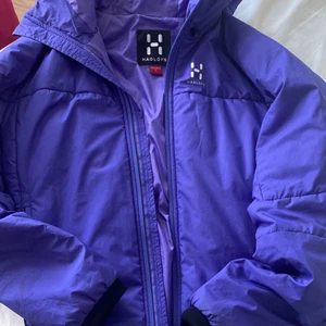 Haglöfs jacka - Helt ny haglöfsjacka, den är aldrig använd. I jätte bra skick. Säljer pga jag vill ha en svart. Kan mötas upp i gbg eller frakta. Priset kan diskuteras 