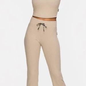 Stronger ribbat set i beige  - Perfekt skick används en gång, som nya. S i tröjan och xs byxan