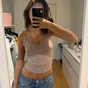 Topp - Super fin topp med spets som ej kmr till användning, har samma i vit & svart slm jag även säljer❤️‍🔥