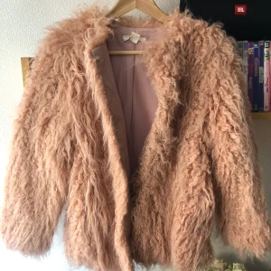 Tuff höstjacka NY!! - Superskönt tuff jacka nu till hösten🍂🍁. Den är aldrig använd. Bara hängt i garderoben.