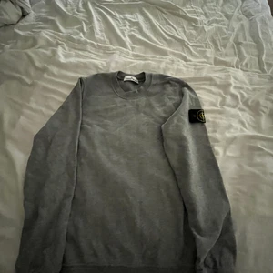 Stone island sweatshirt  - Äkta Stone island sweatshirt köpt på cenino Donna för 1799kr Inte använd mycket och har inga fläckar.  Vid snabb affär är jag väldigt generös med priset 