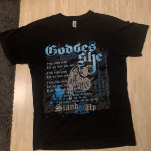 Vintage Graphic T-shirt - Nu säljer jag en vintage graphic t shirt från märket Anvil med ljusblått tryck i storlek M men som sitter perfekt på mig som är XS/S. Perfekt passform och skick! Skriv gärna vid frågor. 