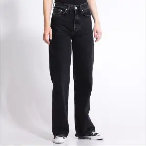 Svarta jeans från lager 157 i modellen ”boulevard”. Jeansen är i storlek ca och är långa för mig som är 170 cm, säljer då dem är för små för mig nu☺️