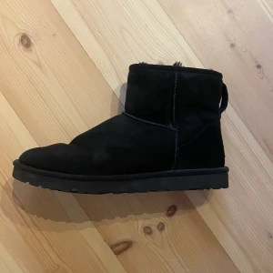 Uggs - Svarta herr uggs i storlek 46 men passar storlek 45. Bra skick, köpta förra året. Klassiska Mini  modellen.