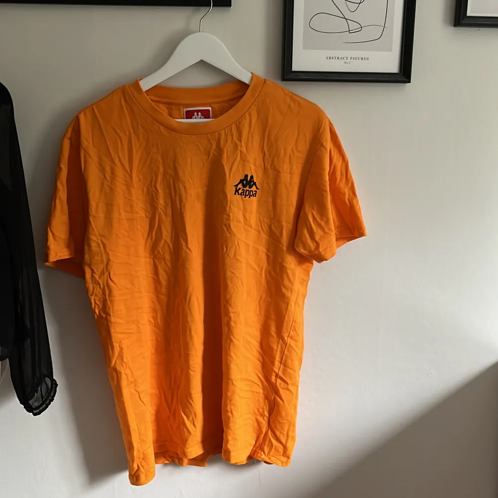 Orange t-shirt från Kappa, storlek large. Supermysig som t.ex. klänning på sommaren.  Köpare står för frakt, ca. 60 kr. T-shirts.