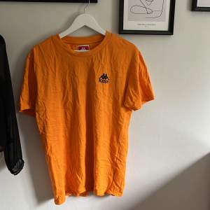 Orange t-shirt från Kappa, storlek large. Supermysig som t.ex. klänning på sommaren.  Köpare står för frakt, ca. 60 kr