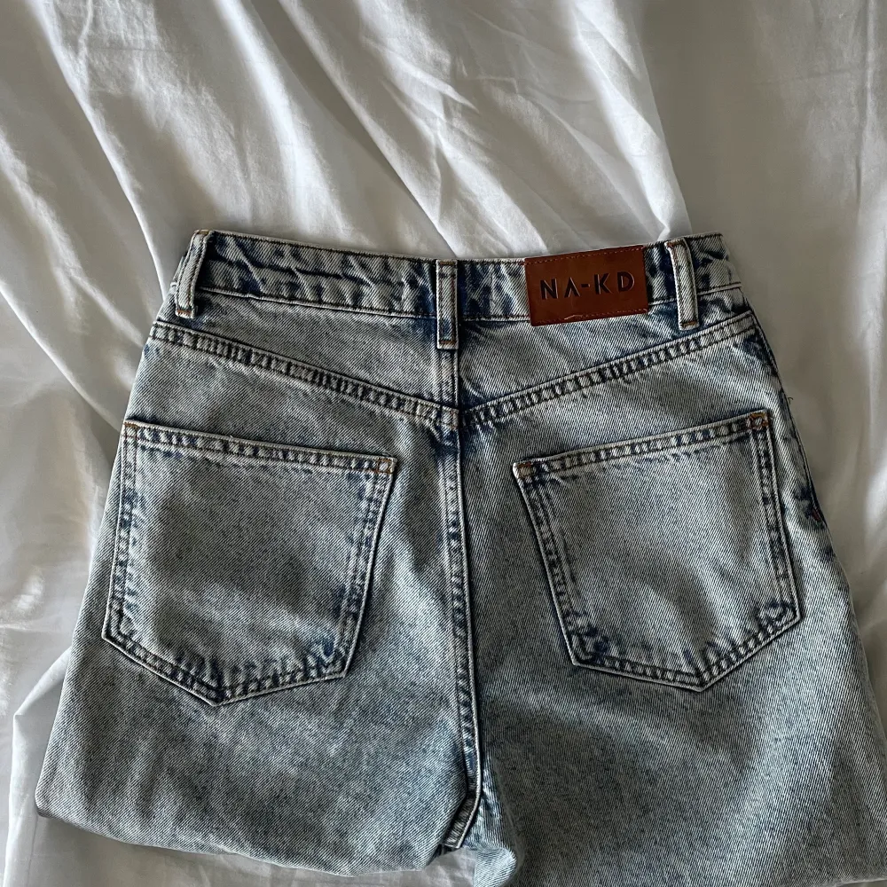 Nakd jeans i bra skick - Står att de är i strl 32 men är uttöjda och passar mig som är ca 34/36💕Byxlängden är 106 cm.  Har många fler bilder så skriv vid intresse! . Jeans & Byxor.