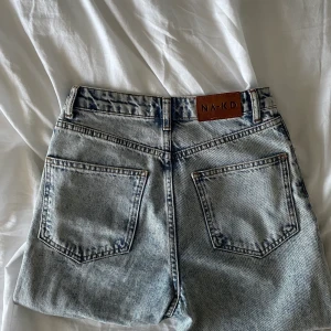Nakd jeans - Nakd jeans i bra skick - Står att de är i strl 32 men är uttöjda och passar mig som är ca 34/36💕Byxlängden är 106 cm.  Har många fler bilder så skriv vid intresse! 