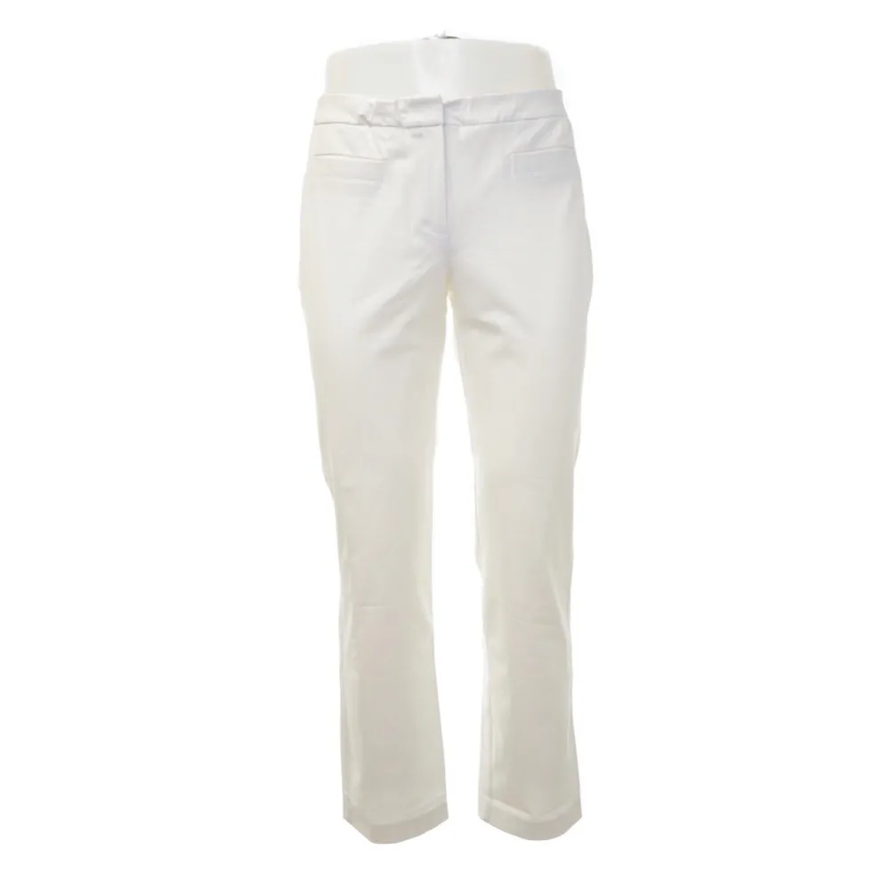 Ett par vita kostymbyxor i den perfekta vita färgen! 🤍  Storlek 46 men tycker att dom sitter som en storlek 44 . Jeans & Byxor.