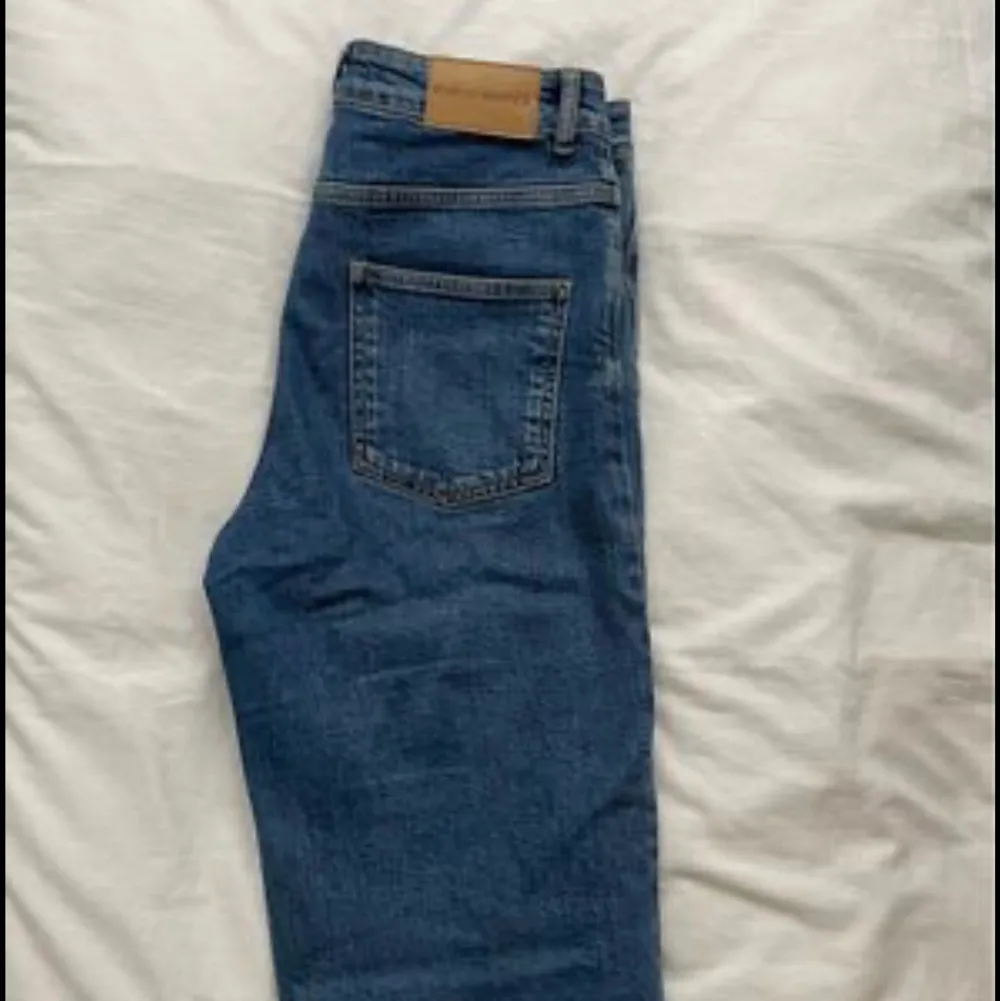 Säljer dessa jeans från Carin Wester pga passar ej längre. Superfina och sköna! Använda, i väldigt gott skick.  Strl 40, rak modell. Material: 99% bomull 1 % elastan.. Jeans & Byxor.