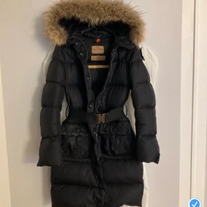 Parajumper  - Parajumper high fill power 9/10 i en ganska annorlunda utgåva.  Är i väldigt bra skick då den knappt blivit använd.  Strl: xs   