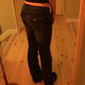 Mörkblå jeans - säljer dessa jättefina jeans då de inte kommer till användning. de är köpta på secondhand och i mycket fint skick förutom en liten slitning vid ena byxbenet. (ingenting man märker av) skriv privat för fler bilder, mått osv