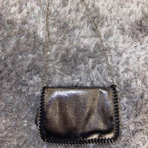 Väska - Svinsnygg crossbody-väska som går att göra till en ”axelremsväska”! 