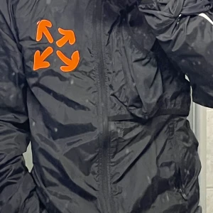  Off white vindjacka        - Nu säljer jag min off white jacka från  koloktionen ”off active”.  Är  v använd ungefär tre fyra gånger , Efter det så har den legat i en garderob. Jackan är som ny.