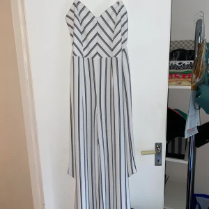 jumpsuit strl S/M - tight jumpsuit som kramar ens figur fint, knytning i midjan. Jättefin på. Passar S & M