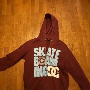 Dc zip hoodie   - Fin dc zip up hoodie Size small sitter lite oversized  Pris 249kr