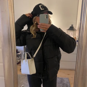 Jacka H&M - Säljer nu min älskade vinterjacka, supervarm och skön under hösten och vintern🫶🏼 Nyskick och inga defekter alls, köpt på H&Ms hemsida för 499kr💖