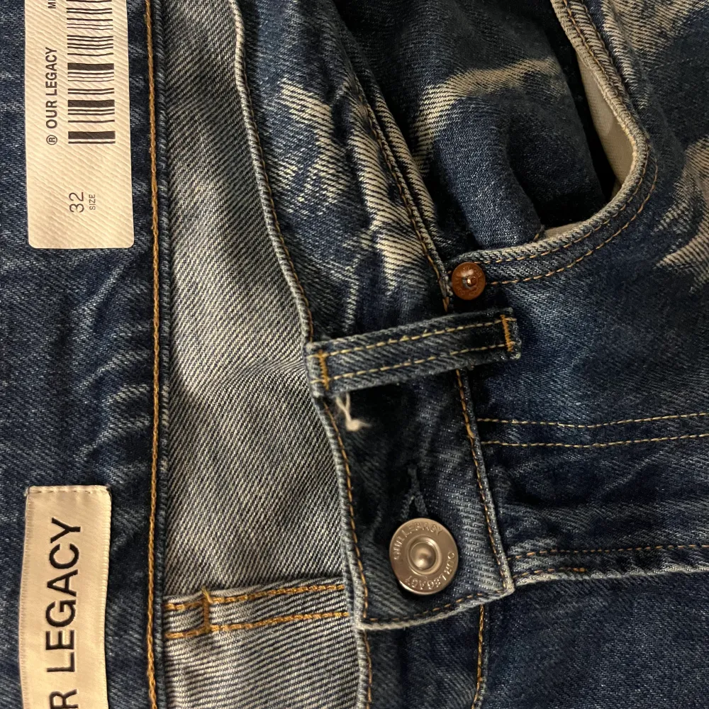Our legacy extended third cut jeans ”bleached”  Varje par är unikt blekta så inga ser likadana ut! Strl 32   Använda ett tiotal gånger kanske Bra skick! . Jeans & Byxor.