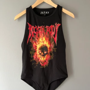 Body från carlings  - Älskar denna body men passar mig inte längre efter graviditet. Den är liten i storleken, skulle säga att den är en s mer. Använd enstaka gånger.   Priset är inklusive frakt ❤️‍🔥