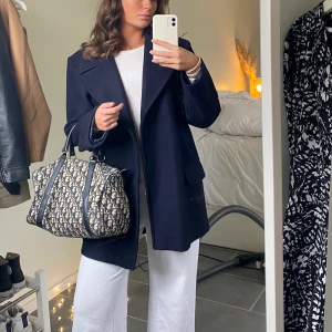 Kort kappa - Säljer denna perfekta höstkappan. Fin mörkblå färg och har en perfekt oversized passform. Jag är 167 och den går liite nedanför rumpan på mig. Det står ej storlek men skulle gissa M/L