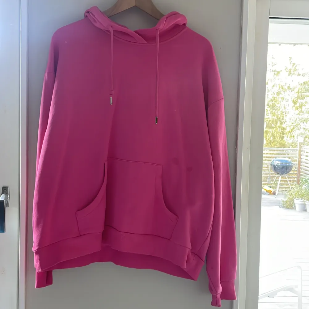 Säljer rosa hoodie storlek L, fett fläck på högersida (går säkert bort med nå medel, ej provat).  Annars fint skick och knappt använd.  Ord pris 249 säljer för 75 . Tröjor & Koftor.