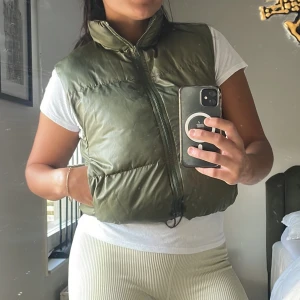 Grön kort väst st: M  - Jätte fin grön väst som kan användas både tajt och lös i midjan, som ny Ingela fläckar eller skador. 