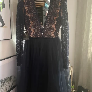 Rare London, spetsklänning - Oanvänd klänning med lappar kvar. Endast testad.   Rare London Lace Illusion Tutu Midi Dress Färg: Navy Storlek: 36   Går en liten bit under knäna på mig som är 168cm. Säljes då den inte passade mig runt bysten (65G).   Perfekt för en finare fest!