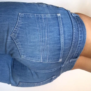 FILIPPA K JEANS (27/32) - Säljer mina jeans från Filippa K! Lite insydda i midjan (kan sprättas bort) & jättefina vita sömmar. Inga slitage eller fläckar!  Innerbenslängd 84cm och midjemått 77cm (11-12 cm extra om man sprättar upp båda sidor).