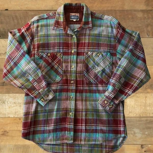 Rocky Mountain skjorta - Rocky Mountain skjorta med broderi på bröstet.