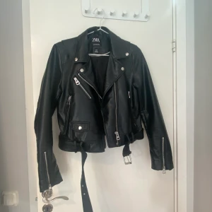 Zara skinnjacka  - Säljer denna superfina och oanvända skinnjackan från zara på grund utav att jag tycker att den är för liten. Är i strl M men sitter som en s nästan som en xs.  köpt för 500 säljer för 240+frakt priset kan diskuteras.