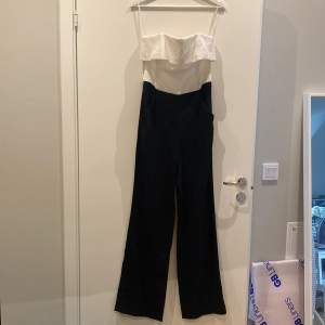 Strapless jumpsuit from Ted Baker never worn with tags. White textured top and black tailored wide leg pant Ted baker size 2 / UK 10 / EU 38 RRP £265 (around 3000 kr)