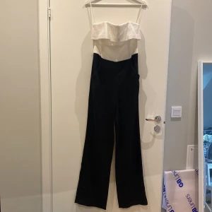 Ted Baker Strapless Jumpsuit - Strapless jumpsuit from Ted Baker never worn with tags. White textured top and black tailored wide leg pant Ted baker size 2 / UK 10 / EU 38 RRP £265 (around 3000 kr)