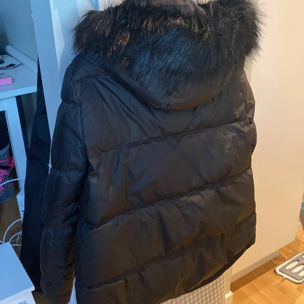 Ted Baker short puffa coat with detachable hood and faux fur trim. Ted baker size 2 = UK 10 / EU 38. Jackor.